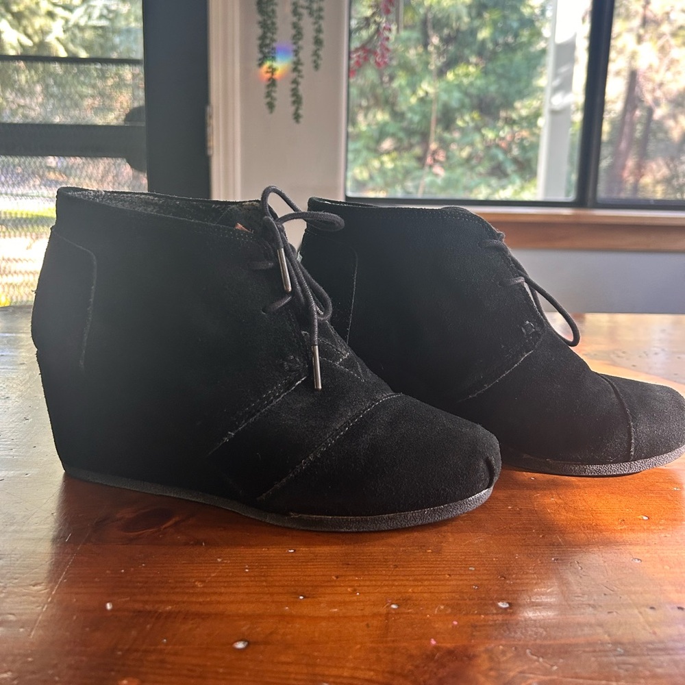 Tom’s women’s wedges
